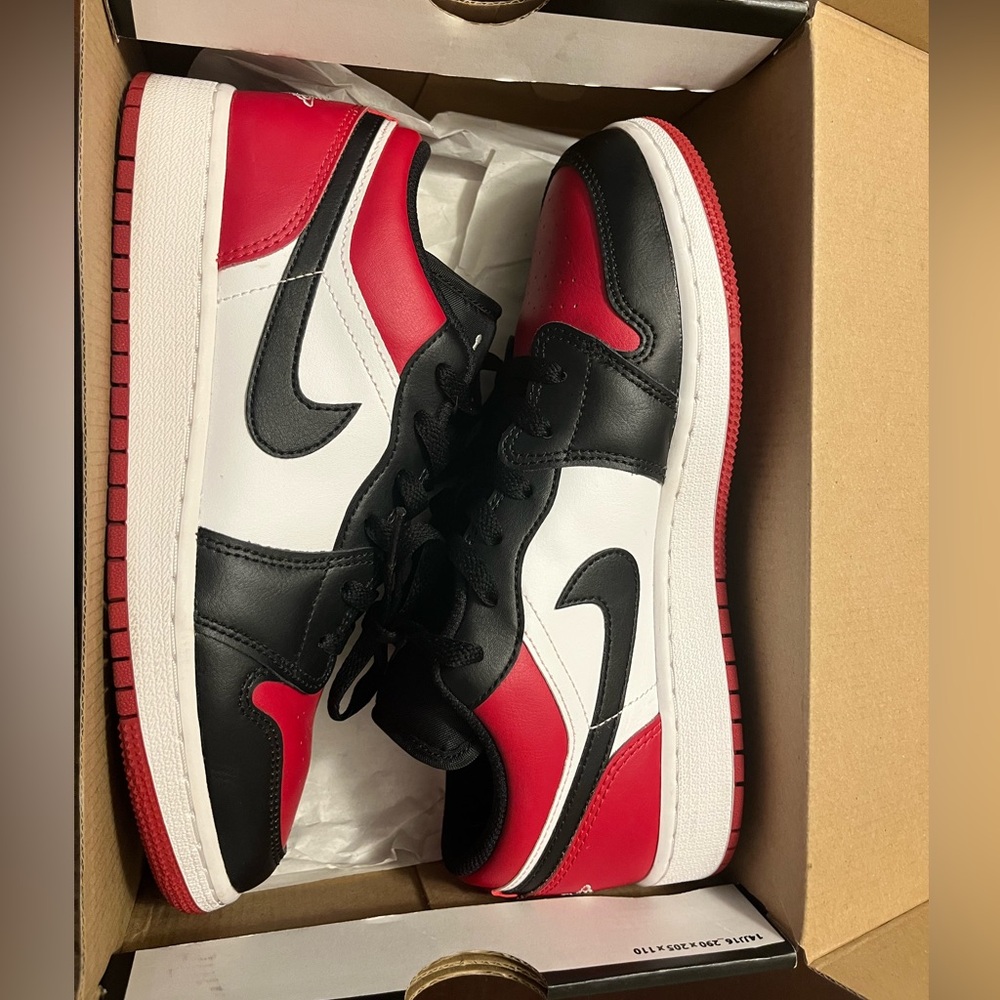 Nike Men's Black, Red, and White Sneakers
